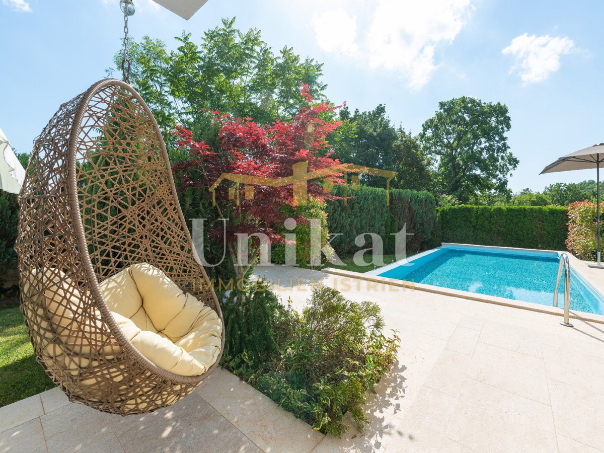 Villa moderna con piscina interna ed esterna